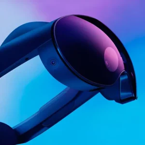 Persona usando visor de realidad virtual con controles